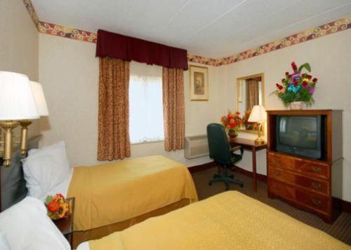 Quality Inn & Suites حديقة كوليدج الغرفة الصورة